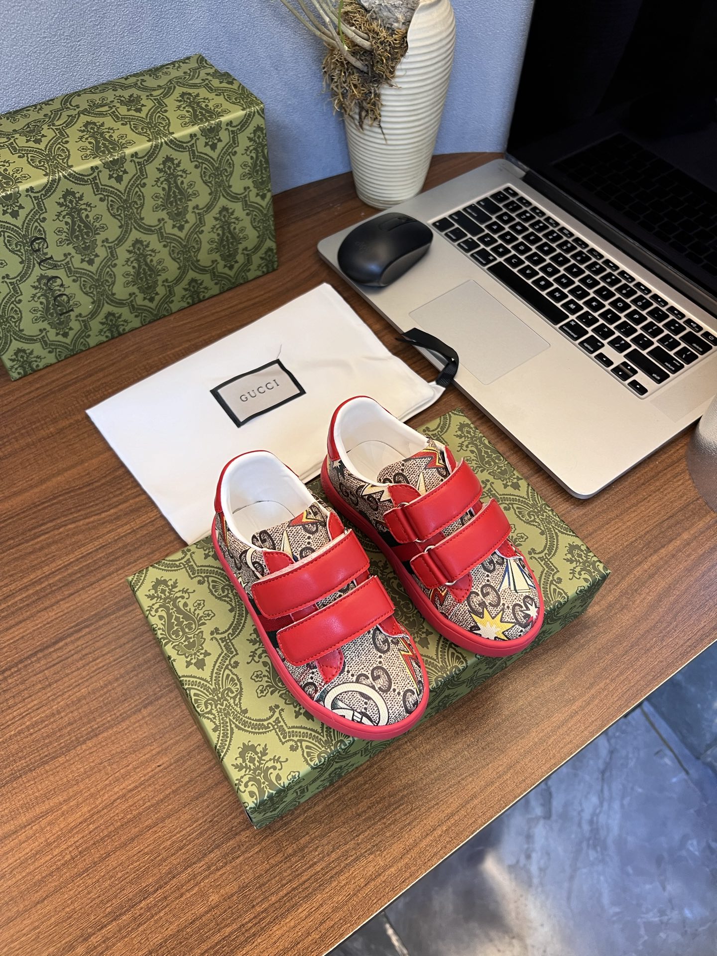 Children's shoes child